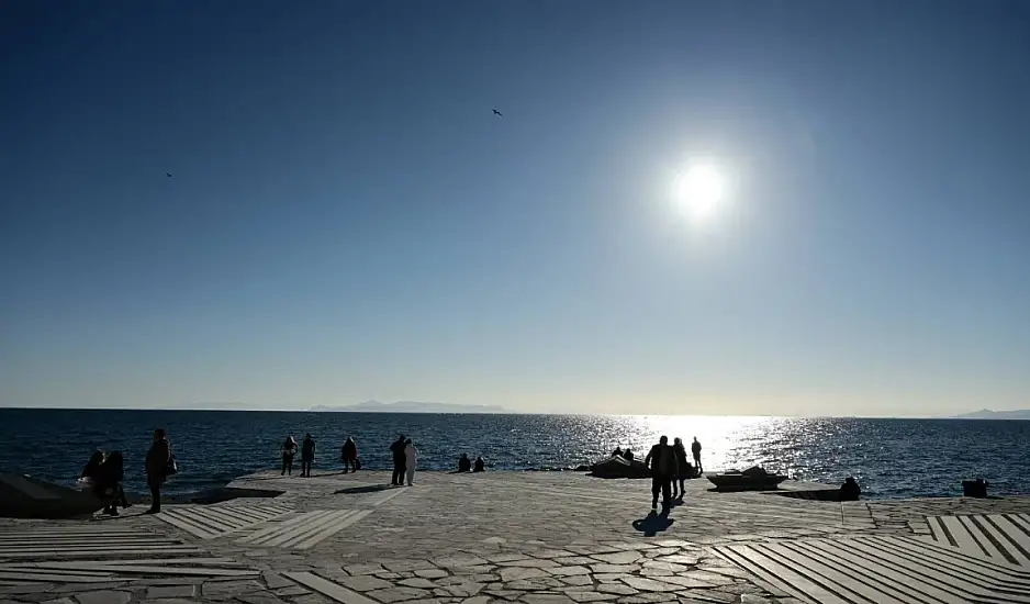 Καιρός: Πότε υποχωρεί ο καύσωνας - Τί αναφέρουν μετεωρολόγοι και ΕΜΥ