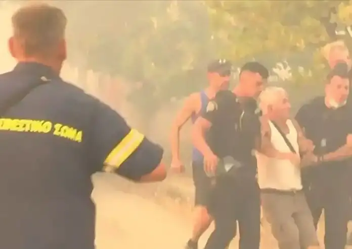 Κρυονέρι: Aπομακρύνθηκε κάτοικος που αρνούνταν να εγκαταλείψει το σπίτι του