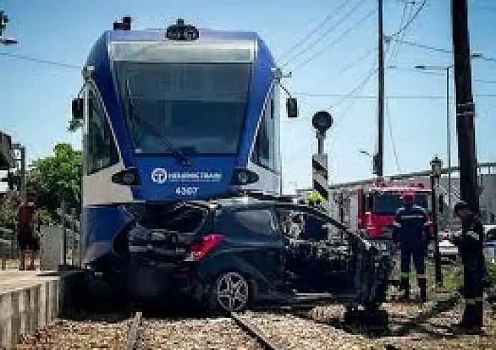 Πάτρα: Απίστευτο βίντεο δείχνει τον εγκλωβισμένο οδηγό να συνομιλεί με τους διασώστες