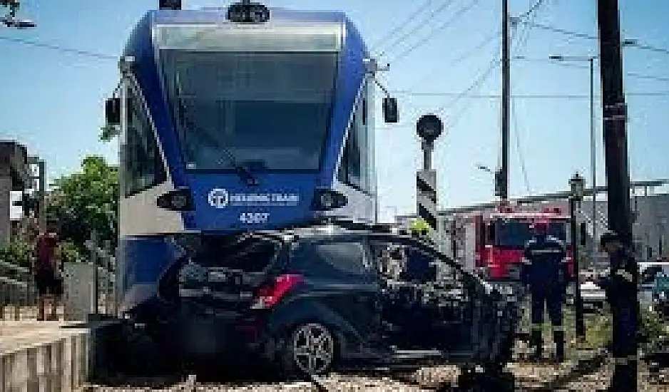 Πάτρα: Απίστευτο βίντεο δείχνει τον εγκλωβισμένο οδηγό να συνομιλεί με τους διασώστες