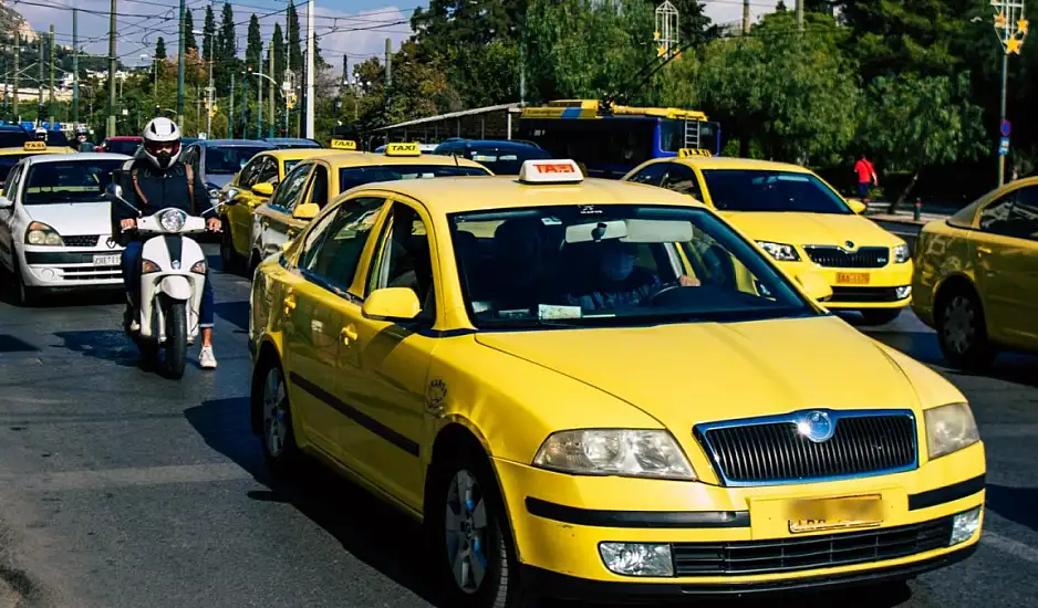 Σύλληψη οδηγού ταξί: Πήγε να χρεώσει πελάτισσα 310 ευρώ για τη διαδρομή Αεροδρόμιο-Σύνταγμα