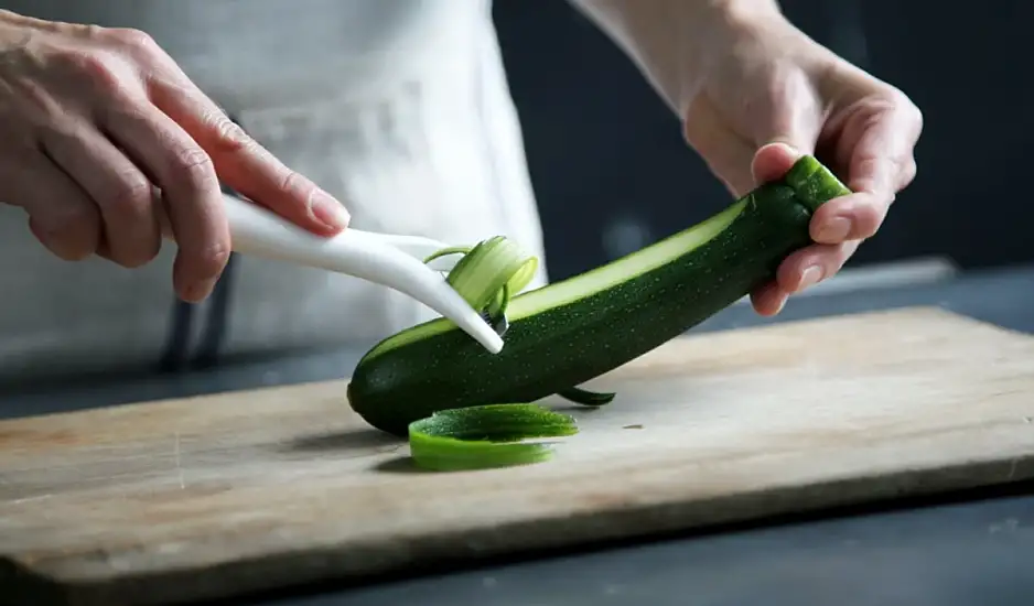 TikTok cooking hack: Μπορεί ένα αγγούρι να αντικαταστήσει λάδι στο τηγάνι; Δοκιμάσαμε  και ...