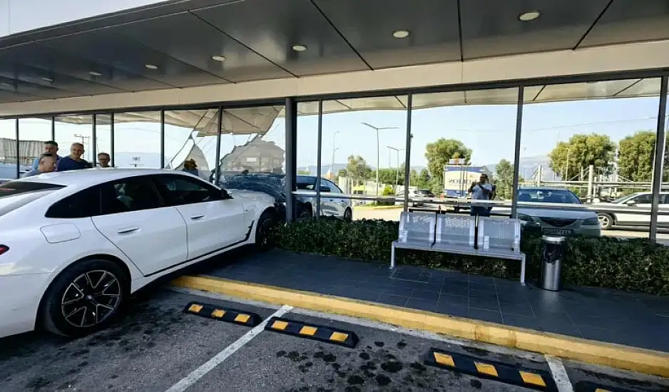Πάτρα: Αυτοκίνητο έπεσε σε τζαμαρία σούπερ μάρκετ – Δείτε εικόνες από το τροχαίο