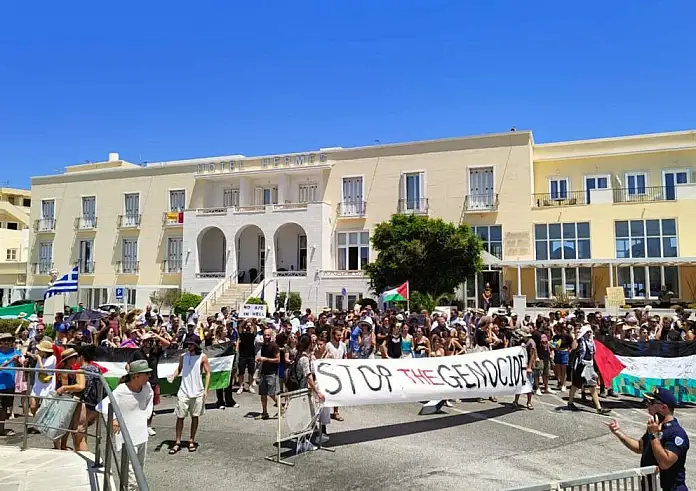Σύρος: Μπλόκο σε κρουαζιερόπλοιο με Ισραηλινούς – Υποδοχή με παλαιστινιακές σημαίες και συνθήματα στο λιμάνι