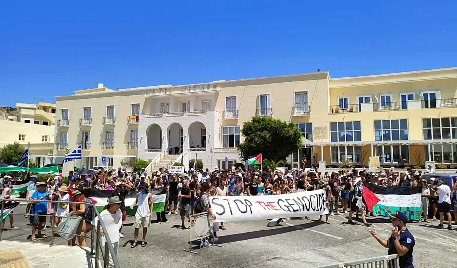 Σύρος: Μπλόκο σε κρουαζιερόπλοιο με Ισραηλινούς – Υποδοχή με παλαιστινιακές σημαίες και συνθήματα στο λιμάνι