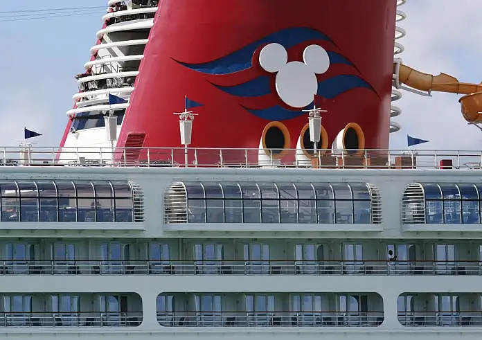 Πατέρας βούτηξε από κρουαζιερόπλοιο της Disney για να σώσει την κόρη του από τον ωκεανό