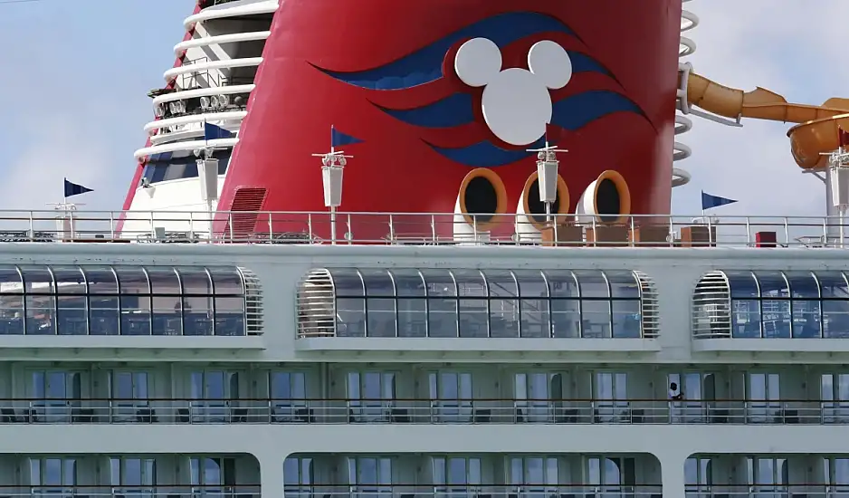 Πατέρας βούτηξε από κρουαζιερόπλοιο της Disney για να σώσει την κόρη του από τον ωκεανό