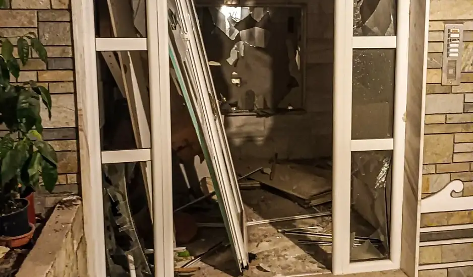 Θεσσαλονίκη: Ισχυρή έκρηξη με δύο τραυματίες σε είσοδο πολυκατοικίας – Τι «βλέπει» η ΕΛ.ΑΣ.