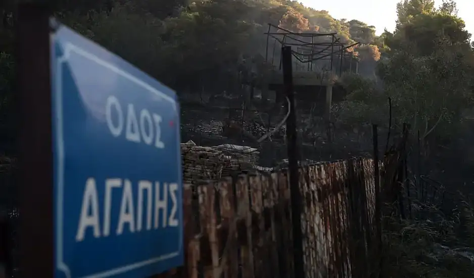 Σε ύφεση η φωτιά σε Πικέρμι, Ραφήνα και Σπάτα. Κάηκαν σπίτια