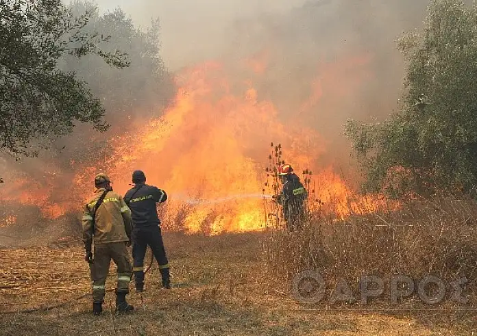 Φωτιά στη Μεσσηνία: Μήνυμα του 112 – Απομακρυνθείτε προς Καζάρμα