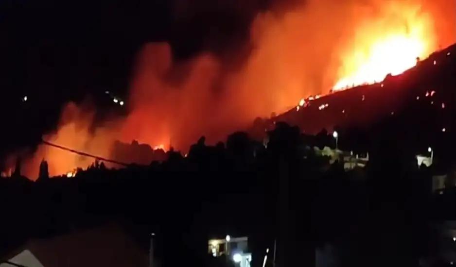 Δύσκολη νύχτα στην Κάρυστο: Μαίνεται ανεξέλεγκτη η φωτιά – Μια ανάσα από τα χωριά οι φλόγες
