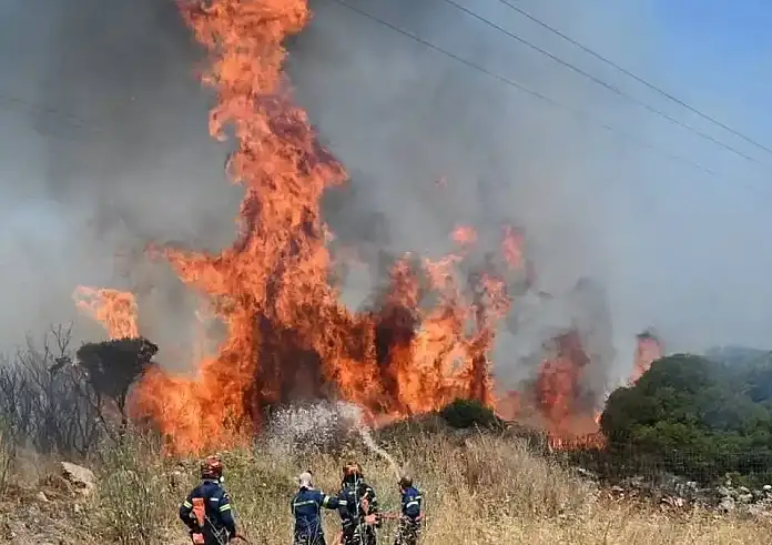 Κύθηρα: Ο Δήμαρχος λιποθύμησε εν μέσω του σφοδρού αγώνα κατάσβεσης της πυρκαγιάς – Εκκενώσεις μέσω 112, μαίνεται η φωτιά