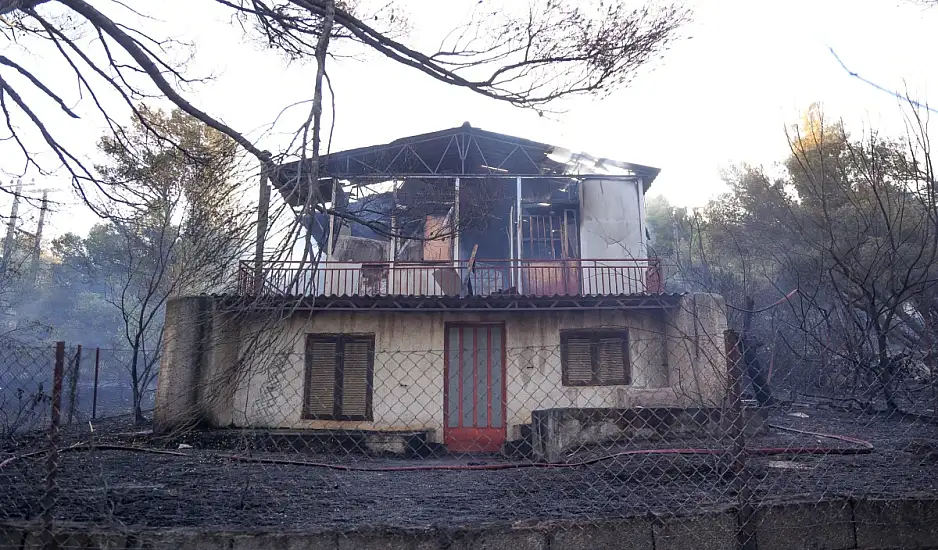 Σε ύφεση η φωτιά στην Ανατολική Αττική – Κάηκαν σπίτια και αυτοκίνητα, απεγκλωβίστηκαν πολίτες