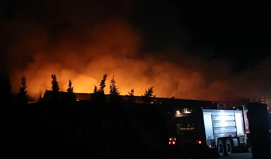 Μάχη με τις φλόγες στη Σίνδο: Θα χρειαστούν πολλές ώρες για να ελεγχθεί η φωτιά