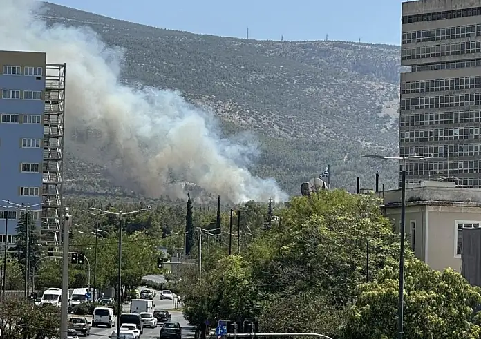 Φωτιά στου Ζωγράφου κοντά στην Πολυτεχνειούπολη. Ήχησε το 112. Κυκλοφοριακές ρυθμίσεις