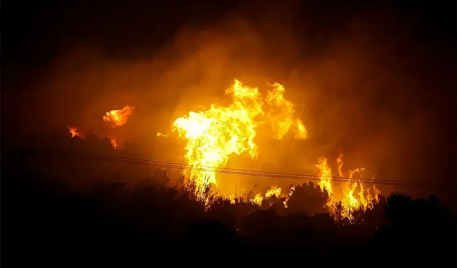 Κόλαση φωτιάς τη νύχτα στην Κάρυστο, οι φλόγες κύκλωσαν τον Λιμνιώνα – Καλύτερη η εικόνα το πρωί