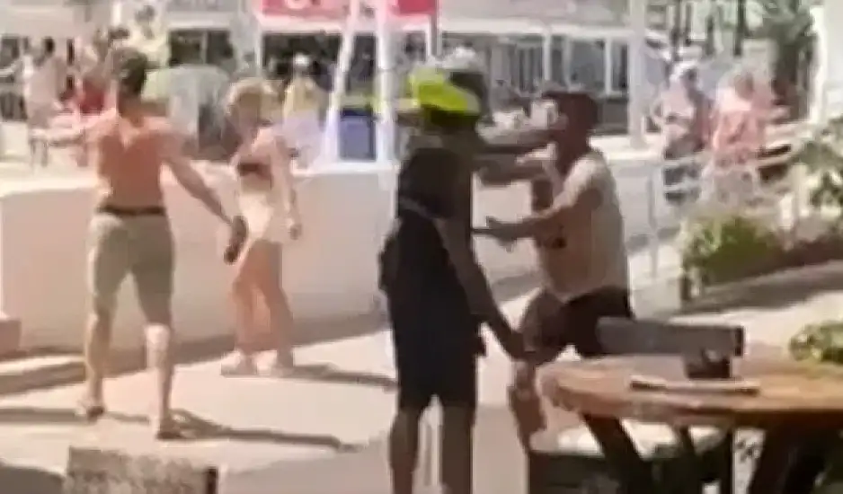 Ισπανία: Αστυνομικοί χαστουκίζουν και συλλαμβάνουν τουρίστες - Υπερασπίστηκαν μικροπωλητές
