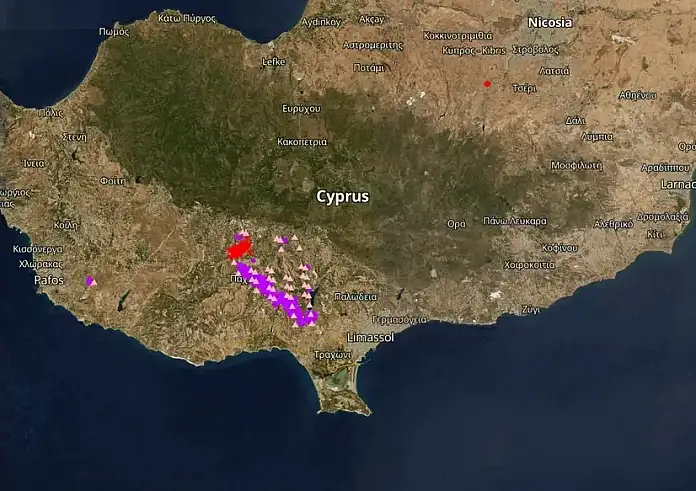 Δύο νεκροί και σπίτια παραδομένα στις φλόγες από την τεράστια φωτιά στην Λεμεσό