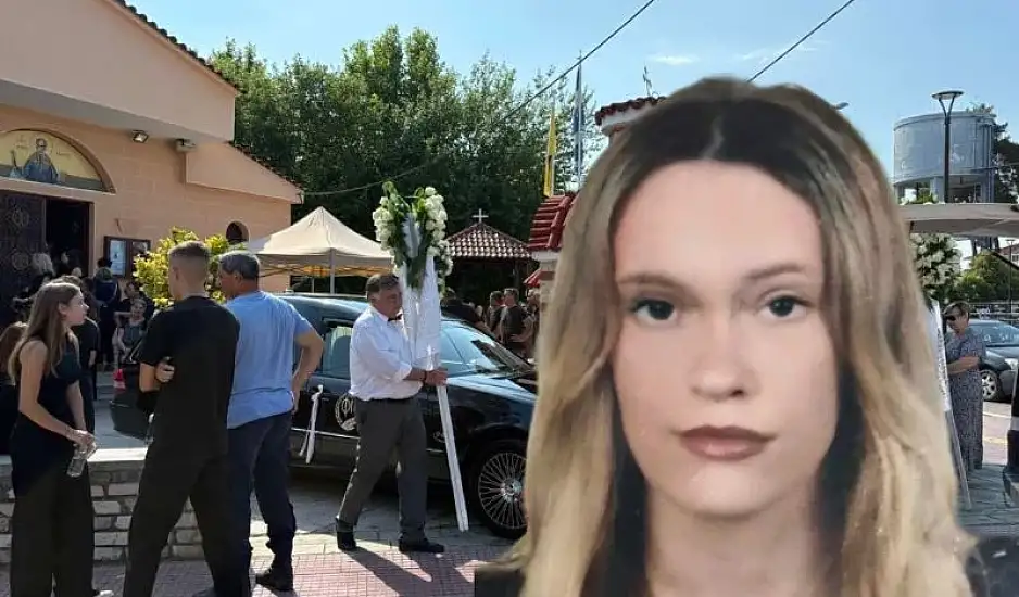 Λάρισα: Σε βαρύ κλίμα η κηδεία της 18χρονης που κατέρρευσε σε γυμναστήριο