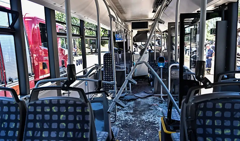 Βούλα: Σοβαρό τροχαίο με λεωφορεία - Στο χειρουργείο η πολυτραυματίας