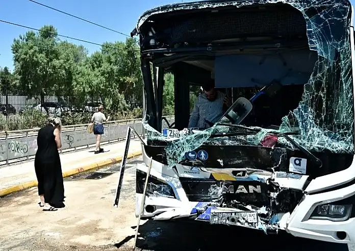 Σύγκρουση δύο λεωφορείων στην Βούλα – 47 τραυματιες, οι 12 ανηλικοι. 1 πουτραυματίας