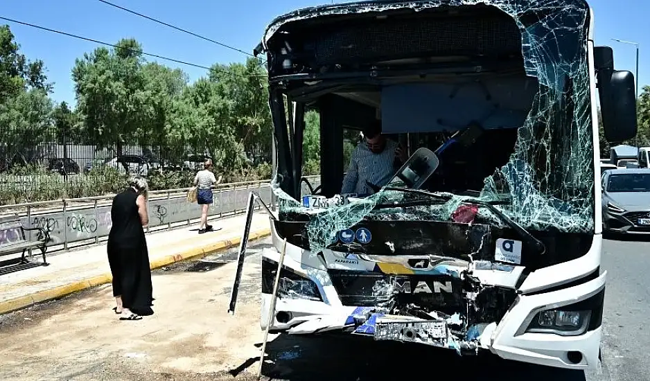 Σύγκρουση δύο λεωφορείων στην Βούλα – 47 τραυματιες, οι 12 ανηλικοι. 1 πουτραυματίας