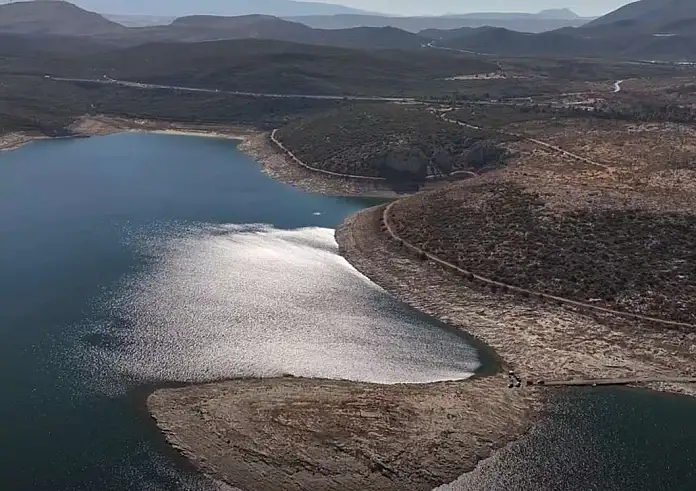 Συναγερμός για τη λειψυδρία: Στη λίμνη Υλίκη ξεπρόβαλε νησάκι λόγω πτώσης στάθμης – Απειλή για την υδροδότηση της Αττικής
