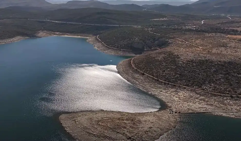 Συναγερμός για τη λειψυδρία: Στη λίμνη Υλίκη ξεπρόβαλε νησάκι λόγω πτώσης στάθμης – Απειλή για την υδροδότηση της Αττικής