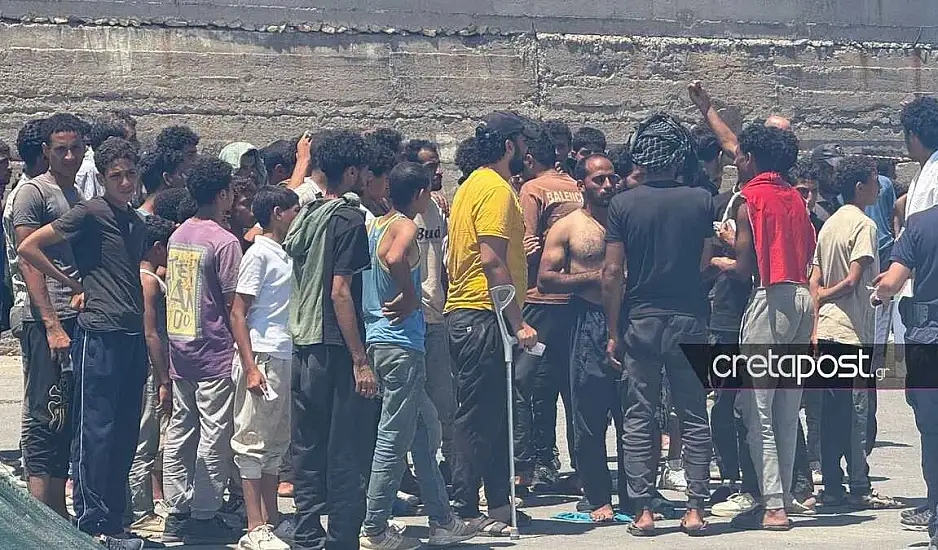 Στα όριά της η Κρήτη: Μεταφορές μεταναστών σε δομές στην ηπειρωτική χώρα – Ένταση στο λιμάνι Ρεθύμνου