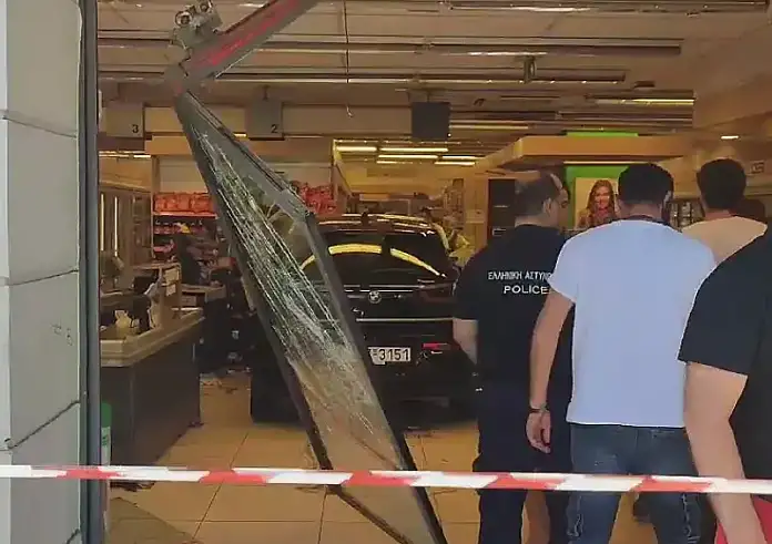 Νίκαια: Αυτοκίνητο έπεσε σε σούπερ μάρκετ στην Πέτρου Ράλλη – Τρεις τραυματίες