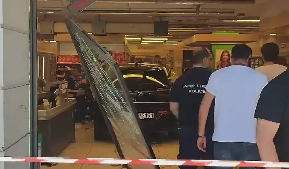 Νίκαια: Αυτοκίνητο έπεσε σε σούπερ μάρκετ στην Πέτρου Ράλλη – Τρεις τραυματίες