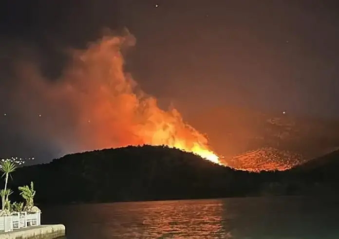 Μεγάλη φωτιά στην Κεφαλονιά – Εκκενώνονται Φαρακλάτα, Διλινάτα και Δαυγάτα – Οδηγία προς Μύρτο από το 112
