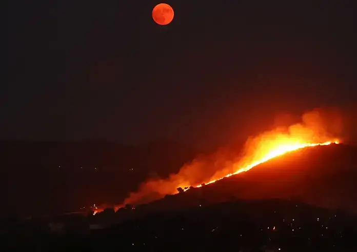 Υπεράνθρωπη μάχη με τις φλόγες στην Κερατέα – Εκκενώσεις και διακομιδές από ΕΚΑΒ και Λιμενικό