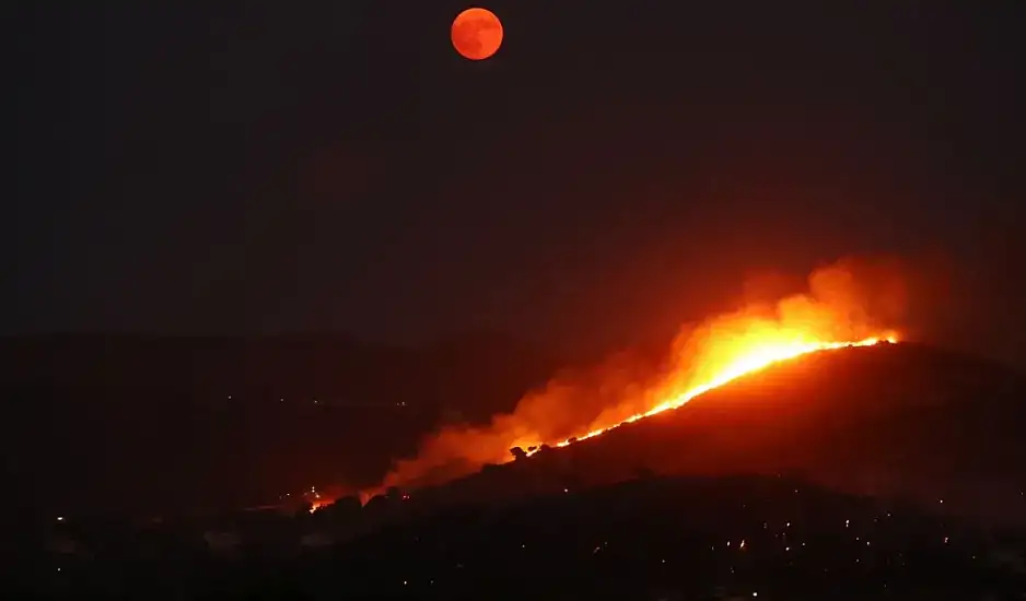 Υπεράνθρωπη μάχη με τις φλόγες στην Κερατέα – Εκκενώσεις και διακομιδές από ΕΚΑΒ και Λιμενικό
