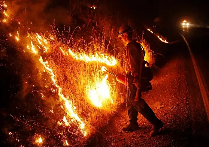 Η μέθοδος «αντιπύρ» που αντιστρέφει τη φωτιά με φωτιά – Πώς και πότε εφαρμόζεται