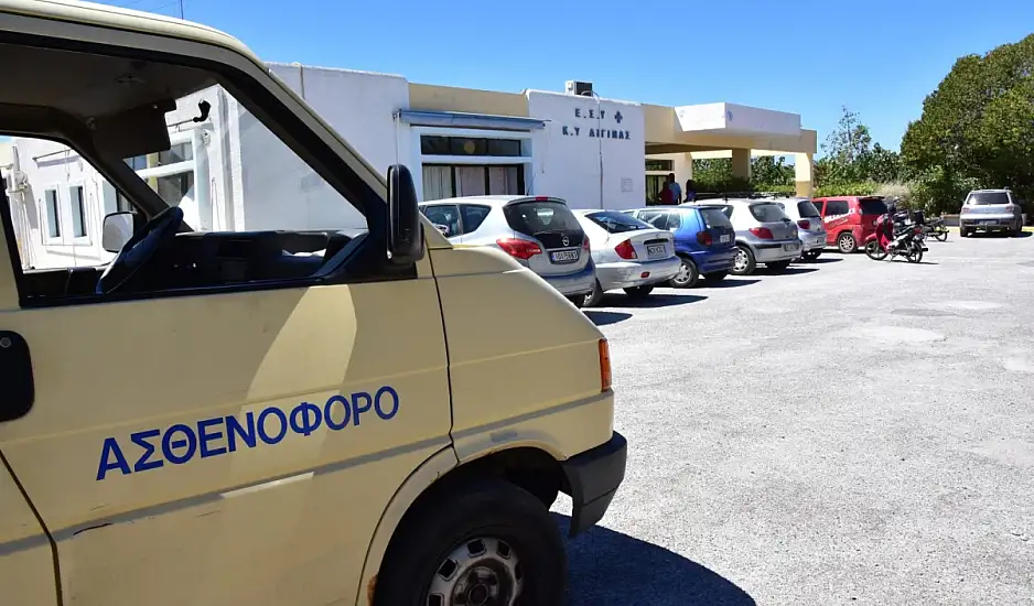 Αίγινα: 79χρονη ξεψύχησε περιμένοντας ασθενοφόρο – Έρευνα για τις ελλείψεις στο Κέντρο Υγείας