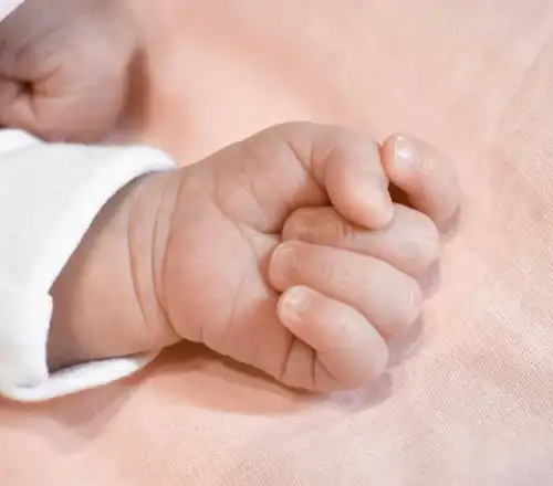Λάρισα: Εξαιρετικά κρίσιμη η κατάσταση του βρέφους που κάηκε με λάδι – Νοσηλεύεται στη ΜΕΘ
