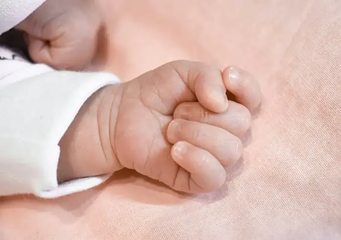 Πατήσια: Βρέφος 13 μηνών εισέπνευσε ναρκωτικά που κάπνιζε ο πατέρας του – Συνελήφθη ο 27χρονος