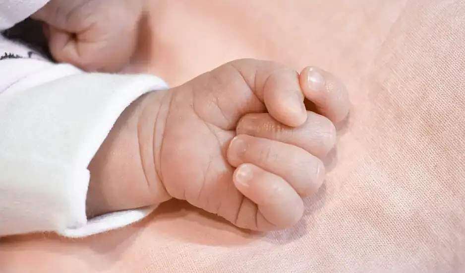 Λάρισα: Εξαιρετικά κρίσιμη η κατάσταση του βρέφους που κάηκε με λάδι – Νοσηλεύεται στη ΜΕΘ