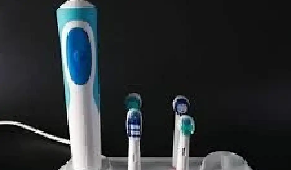 3 tips για να κρατάς την ηλεκτρική σου οδοντόβουρτσα πάντα καθαρή