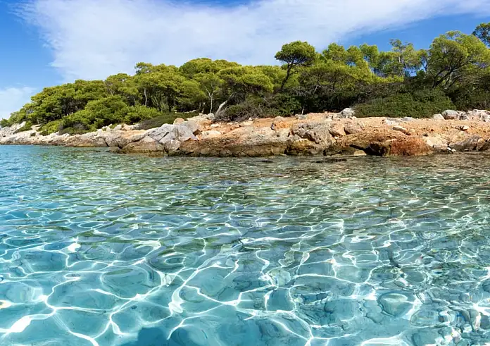 6 παραλίες μια ανάσα από την Αθήνα για έναν ήρεμο Δεκαπενταύγουστο