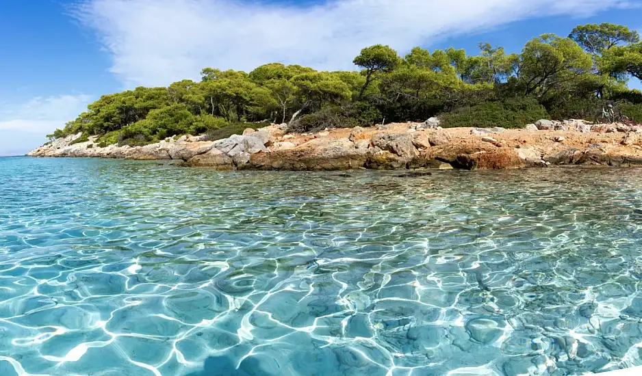 6 παραλίες μια ανάσα από την Αθήνα για έναν ήρεμο Δεκαπενταύγουστο