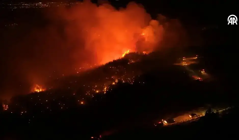 Πύρινη κόλαση στην Τσανάκαλε – 2.000 άνθρωποι απομακρύνθηκαν, σπίτια και οχήματα στις φλόγες
