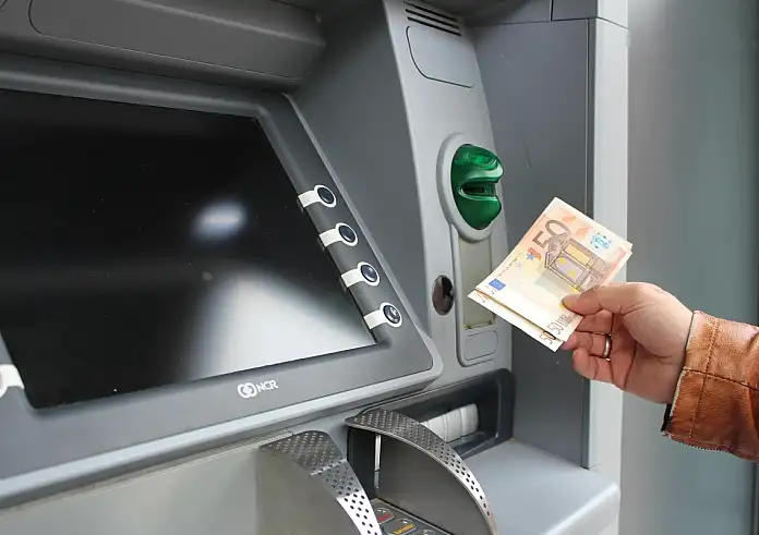 Πρωτοφανής εισβολή σε δίκτυο τράπεζας: Πώς οι χάκερς παρέκαμψαν την ασφάλεια των ΑΤΜ