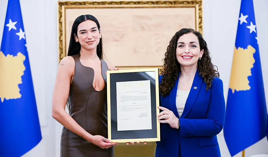 Dua Lipa: Και επίσημα γίνεται πολίτης του Κοσόβου – Η τελετή, το μήνυμα και η συγκίνηση στην Πρίστινα