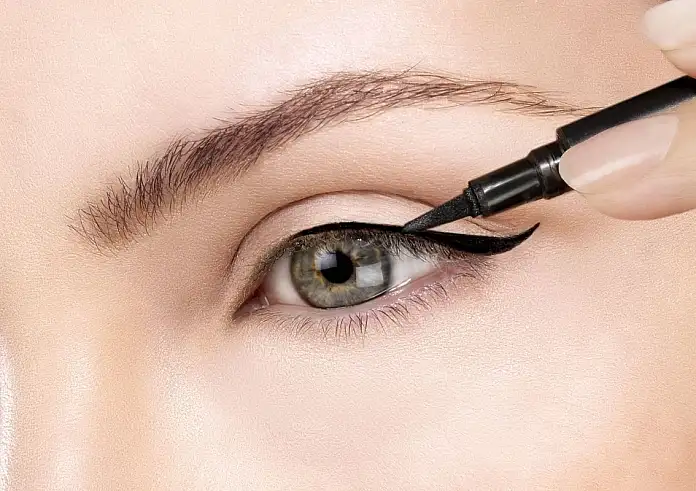 Το έξυπνο trick για τέλειο eyeliner: Εύκολη εφαρμογή χωρίς στρες