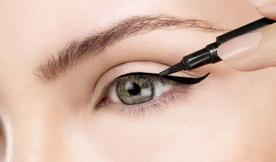 Το έξυπνο trick για τέλειο eyeliner: Εύκολη εφαρμογή χωρίς στρες