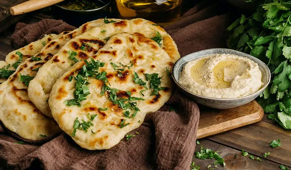 Flatbread με ντομάτα, μοτσαρέλα και βασιλικό: Η πιο εύκολη μεσογειακή συνταγή