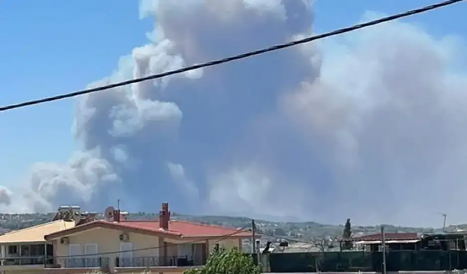Φλόγες «καταπίνουν» χωριά στην Αχαΐα – Μαζικές εκκενώσεις μετά από αλλεπάλληλα μηνύματα 112