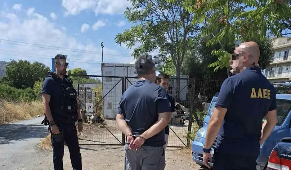 Παλλήνη: Χειροπέδες σε δημοτικό υπάλληλο για 4 εμπρησμούς – Σε ξηρά χόρτα έβαζε φωτιά